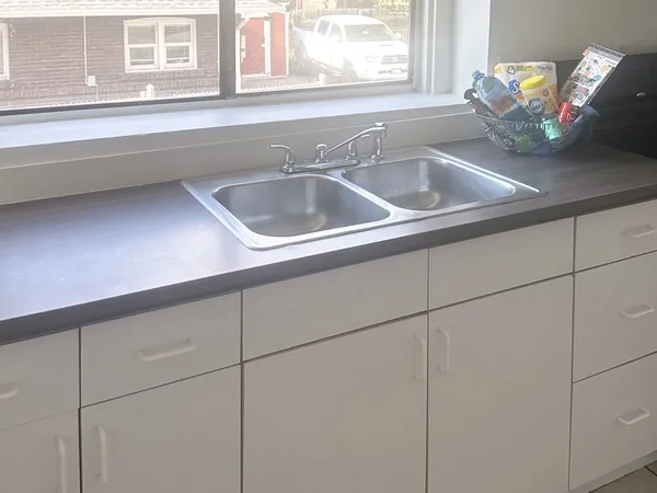 Kitchen counters and cabinets after a Wasatch Cleaners move-out clean